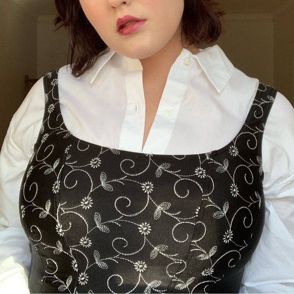 Vintage Black Corset Style Tank Top with White Embroidered Flowers - Picture 3 of 4